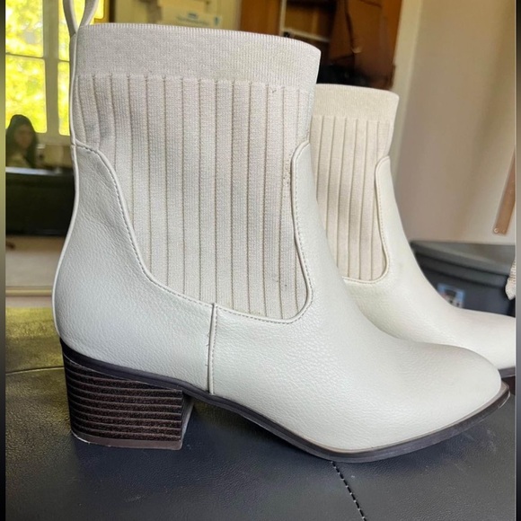 Cream heeled bootie size 8.5 - Picture 2 of 4